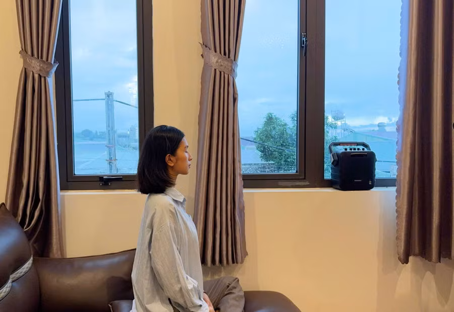 Thảo Nhi luôn cố gắng duy trì việc hành thiền mỗi ngày, với tư thế ngồi thoải mái và không gian phù hợp nhất trong nhà. Ảnh: NVCC