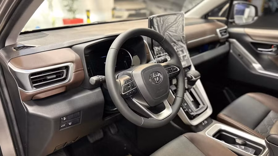 Nội thất Innova Cross được thiết kế mới và sử dụng nguyên vật liệu cao cấp hơn với màu nâu hạt dẻ. Ảnh: ST