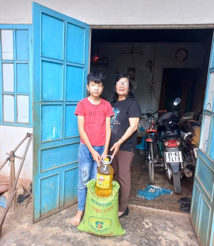 Từ khi được CLB nhận đỡ đầu, gia đình em Định bớt khó khăn hơn. Ảnh: Nhật Hào