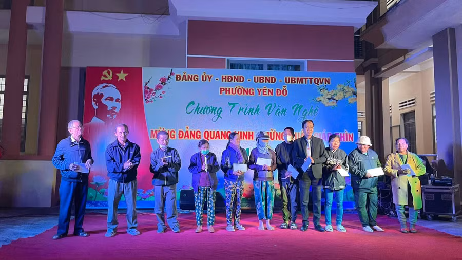 Dịp này, Đoàn thanh niên phường đã tặng 12 phần quà cho các gia đình khó khăn trên địa bàn. Ảnh: Nhật Hào.