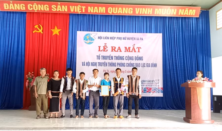 Lễ ra mắt Tổ truyền thông cộng đồng thôn 3, xã Pờ Tó. Ảnh: Nhật Hào