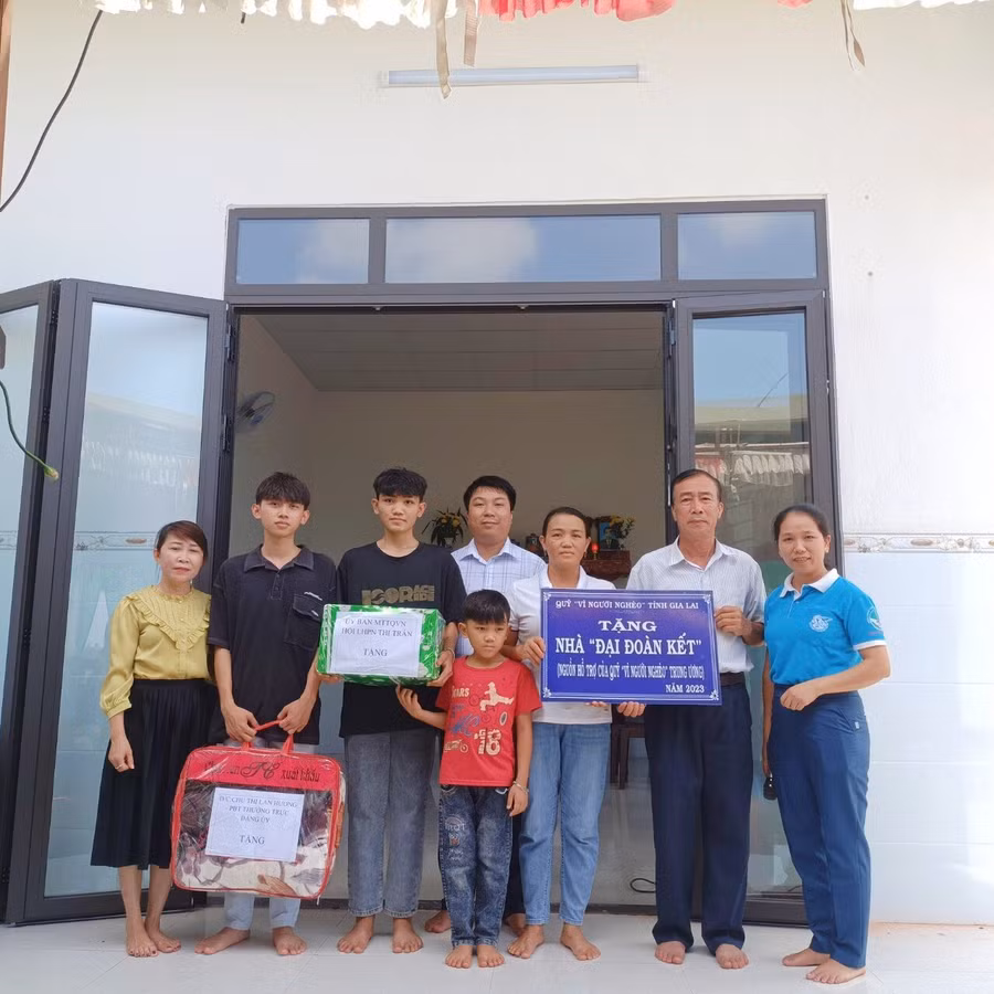 Ủy ban MTTQ Việt Nam huyện Chư Prông đã phối hợp với các ban, ngành và các Mạnh Thường Quân xây nhà "Đại đoàn kết" cho các hộ nghèo.