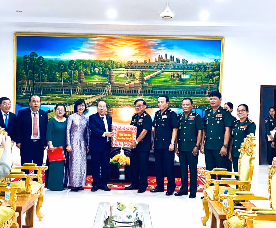 Phó Bí thư Thường trực Tỉnh ủy Châu Ngọc Tuấn thay mặt đoàn tặng quà Quân khu IV, Quân đội Hoàng gia Campuchia nhân dịp Tết cổ truyền Chol Chnam Thmay. Ảnh: Hà Duy