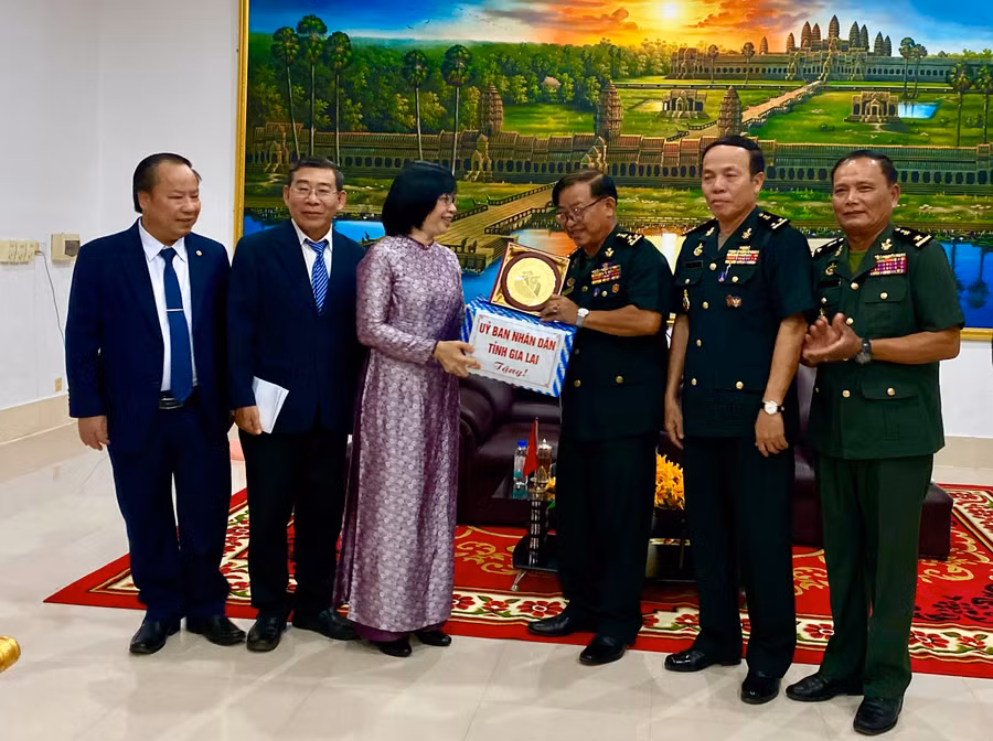 Phó Chủ tịch UBND tỉnh Nguyễn Thị Thanh Lịch tặng quà cho Đại tướng Pau Heng-Phó Tư lệnh Lục quân, Tư lệnh Quân khu IV, Quân đội Hoàng gia Campuchia. Ảnh: Hà Duy