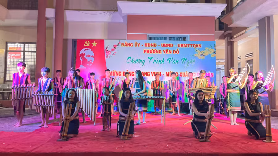 Các tiết mục được biểu diễn đã tạo tinh thần vui tươi cho cán bộ, nhân dân phường Yên Đỗ trước thềm năm mới. Ảnh: Nhật Hào