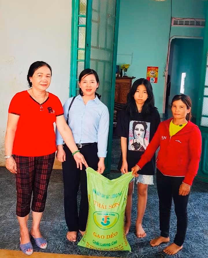 Định kỳ hàng tháng, các thành viên trong CLB đến tận nhà trao nhu yếu phẩm cho các trẻ. Ảnh: Nhật Hào