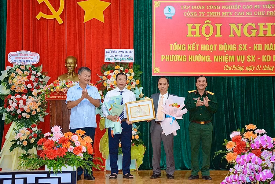 Tặng bằng khen của Bộ Quốc Phòng cho tập thể Công ty TNHH một thành viên Cao su Chư Prông. Ảnh: Nhật Hào