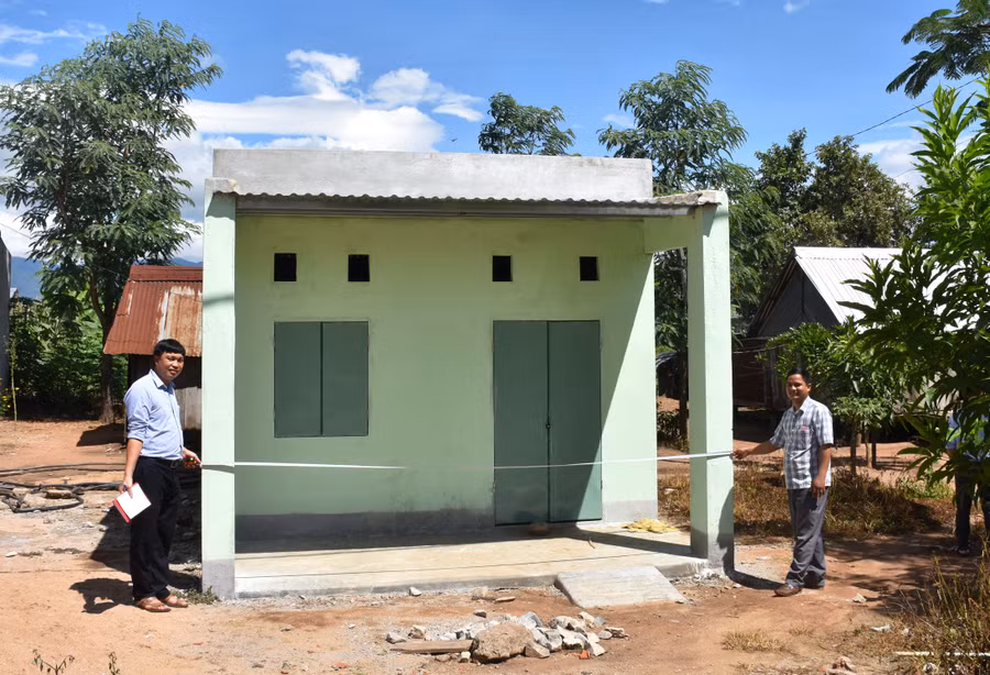 Đoàn kiểm tra diện tích xây dựng nhà cho người nghèo. Ảnh: Hồng Thương Đoàn kiểm tra diện tích xây dựng nhà cho người nghèo. Ảnh: Hồng Thương