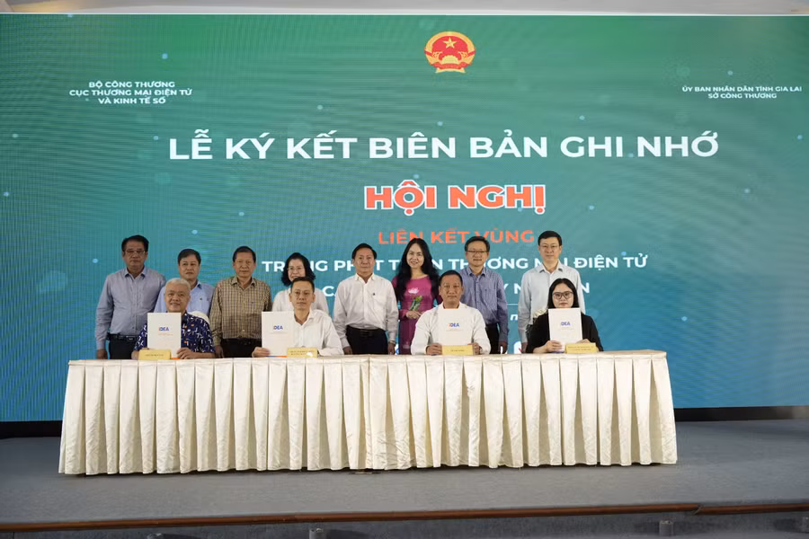 Các đại biểu ký kết biên bản ghi nhớ thúc đẩy liên kết vùng trong phát triển TMĐT tại Gia Lai và các tỉnh Tây Nguyên. Ảnh: Nhật Hào Các đại biểu ký kết biên bản ghi nhớ thúc đẩy liên kết vùng trong phát triển TMĐT tại Gia Lai và các tỉnh Tây Nguyên. Ảnh: Nhật Hào