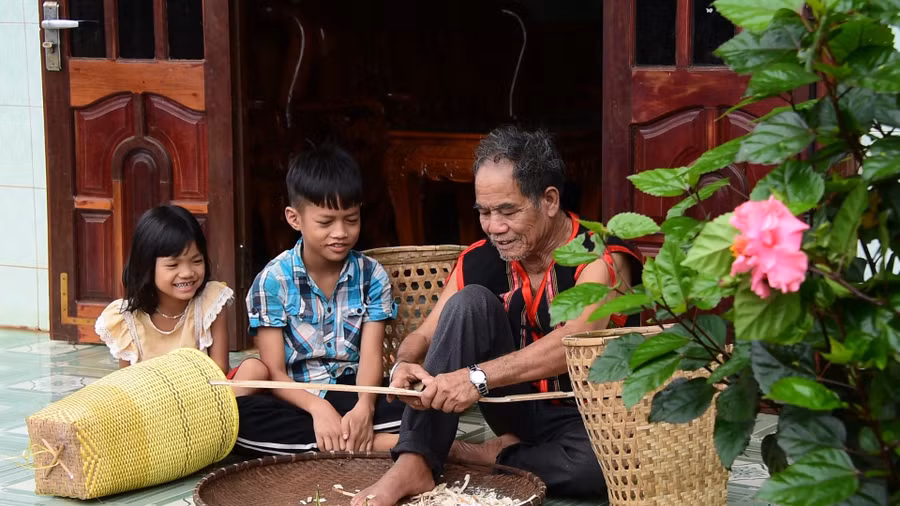 Rời chiến trường trở về với chiếc chân phải không thể đi lại bình thường nhưng ông Kpă Klơi (77 tuổi, làng Del, xã Ia Glai, huyện Chư Sê) vẫn sản xuất kinh doanh giỏi. Không những vậy, ông còn duy trì việc đan gùi để sử dụng và tặng người dân trong làng nhằm góp phần gìn giữ nghề đan lát truyền thống của dân tộc.