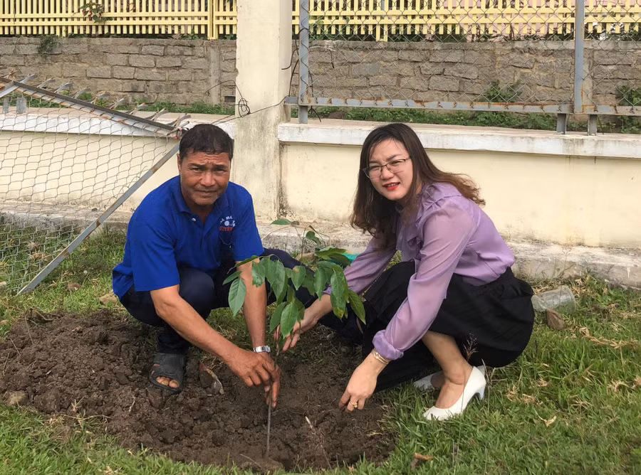 Sau lễ phát động, các đại biểu đã trồng cây xạ đen tại khu dự án bố trí tái định cư buôn Jứ. Ảnh: Nhật Hào