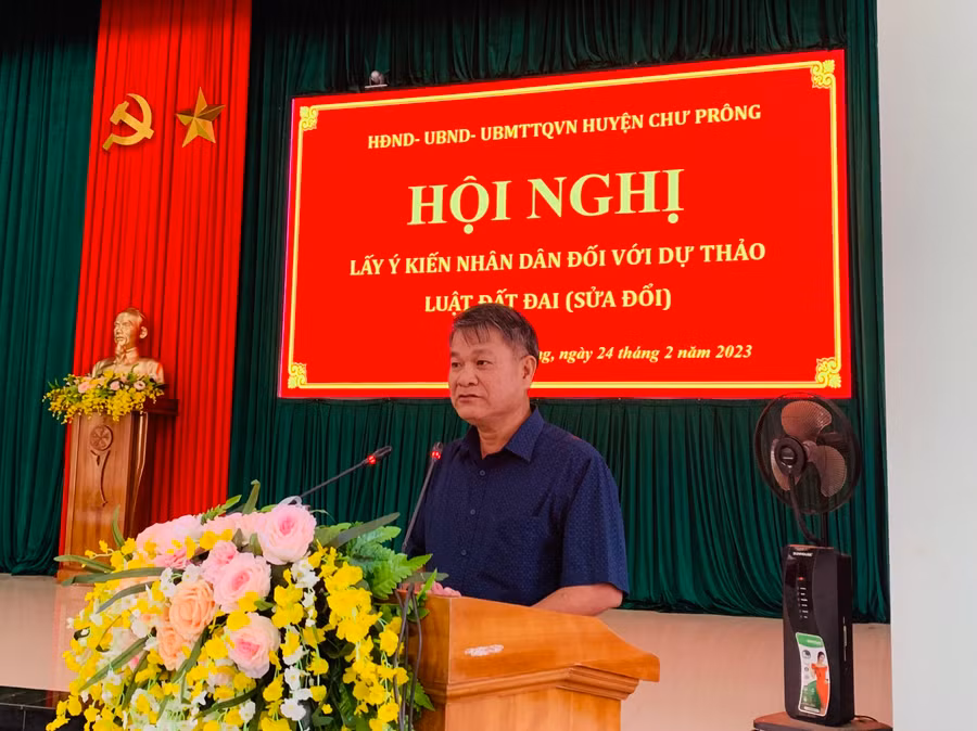 Bí thư Huyện uỷ Đinh Văn Dũng phát biểu chỉ đạo tại Hội nghị. Ảnh: Nhật Hào