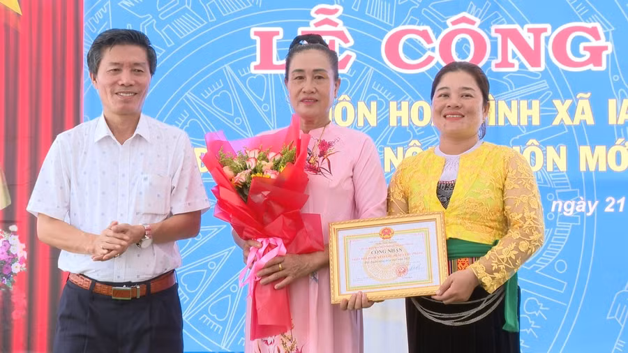 Chủ tịch UBND huyện trao bằng công nhận đạt chuẩn nông thôn mới cho cán bộ và Nhân dân thôn Hòa Bình. Ảnh: Nhật Hào