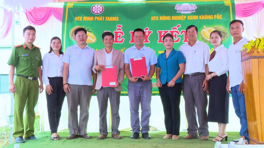 Đại diện lãnh đạo một số ngành chức năng, đoàn thể của huyện về dự buổi lễ ký kết của 2 đơn vị. Ảnh: Nhật Hào