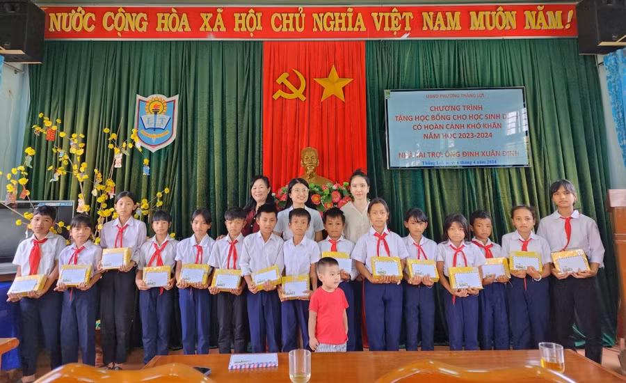 Đại diện lãnh đạo UBND phường, Hội khuyến học phường và Mạnh Thường Quân trao học bổng cho các em học sinh. Ảnh: Nhật Hào