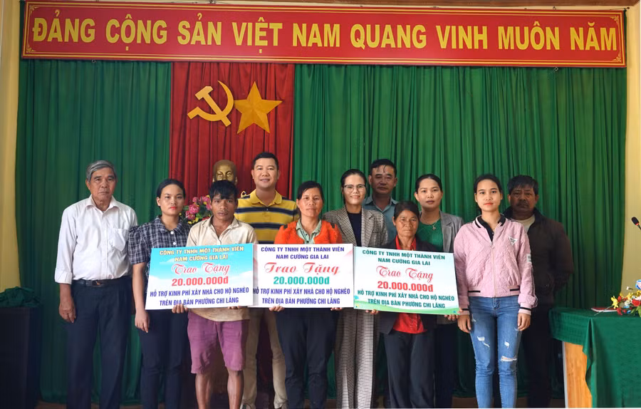 UBND phường Chi Lăng phối hợp với Công ty TNHH một thành viên Nam Cường Gia Lai trao tiền hỗ trợ làm nhà cho các hộ nghèo. Ảnh: Nhật Hào