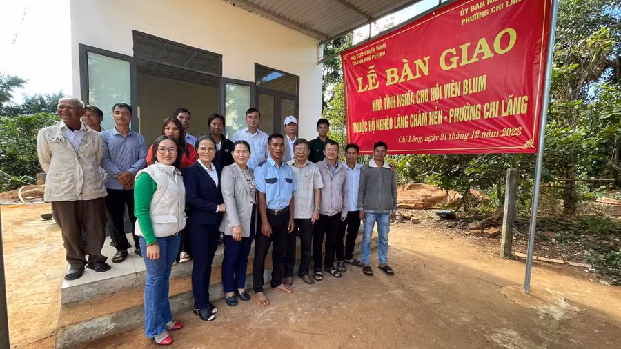Hội CCB TP. Pleiku phối hợp với UBND và Hội CCB phường Chi Lăng bàn giao nhà cho hội viên Blum. Ảnh: Nhật Hào
