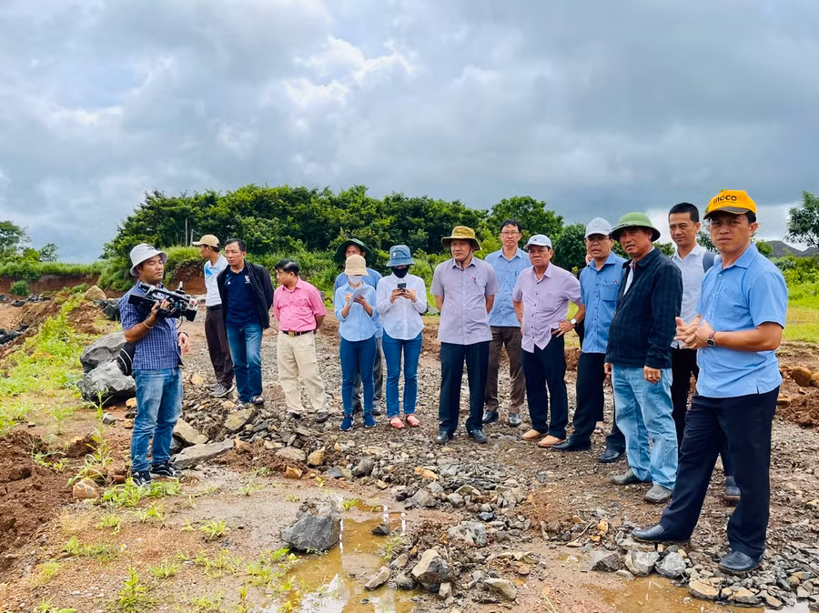 Đoàn kiểm tra thực tế mỏ đá xây dựng tại thị trấn Nhơn Hoà của Công ty TNHH một thành viên Loan Duy Nhất. Ảnh: Nhật Hào