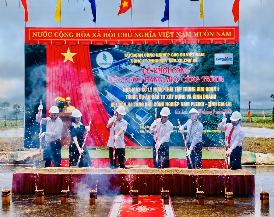 Phó Chủ tịch UBND tỉnh Nguyễn Hữu Quế cùng đại diện các sở, ngành và lãnh đạo Công ty TNHH một thành viên Cao su Chư Sê thực hiện nghi thức khởi công công trình. Ảnh Hồng Thương