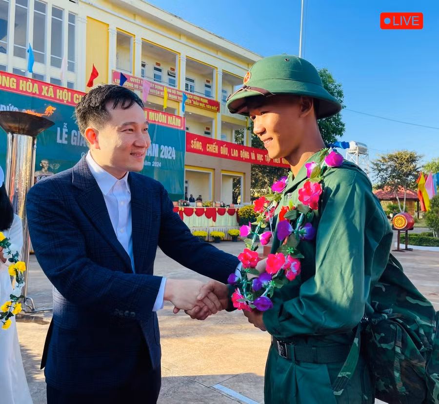 Đồng chí Nguyễn Tuấn Anh-Ủy viên Ban Thường vụ Tỉnh ủy, Phó Chủ tịch UBND tỉnh động viên các tân binh huyện Đức Cơ trước lúc lên đường làm nhiệm vụ. Ảnh: Hồng Thương