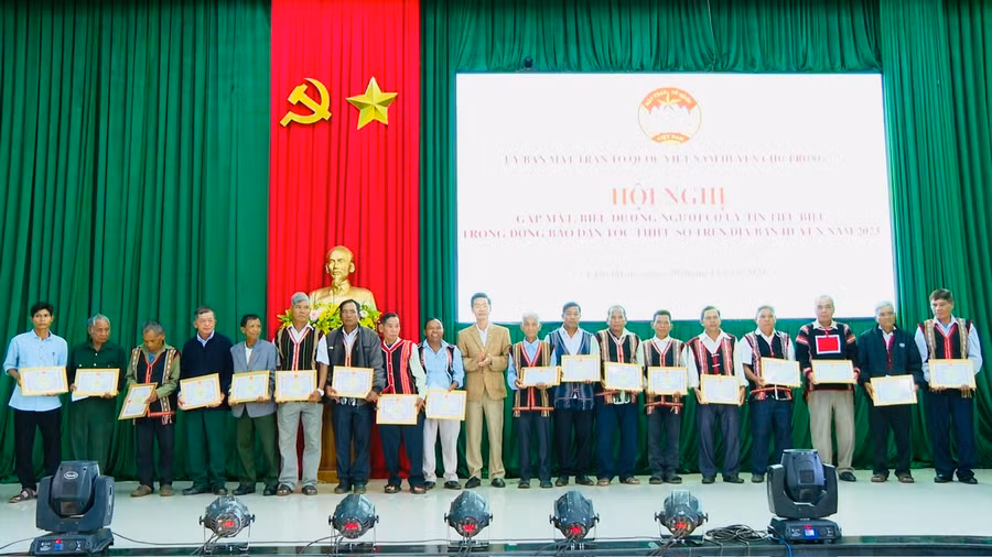 Tại buổi gặp mặt, 19 người có uy tín tiêu biểu đã được tặng giấy khen của Chủ tịch UBND huyện. Ảnh: Nhật Hào