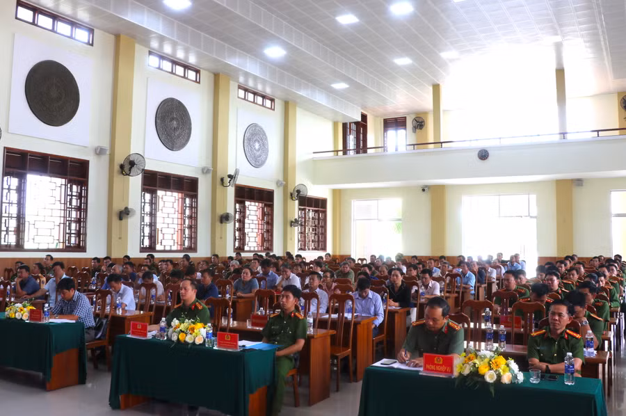 Các đại biểu dự hội nghị triển khai mô hình phòng-chống tội phạm “3 lớp” trên địa bàn thị xã An Khê. Ảnh: Ngọc Minh Các đại biểu dự hội nghị triển khai mô hình phòng-chống tội phạm “3 lớp” trên địa bàn thị xã An Khê. Ảnh: Ngọc Minh
