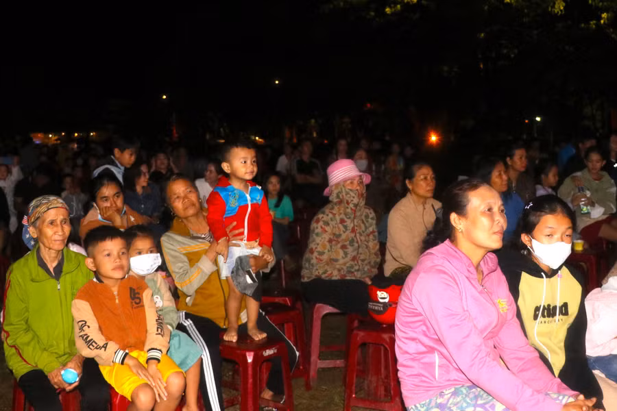 Đông đảo người dân huyện Đak Pơ và du khách đến tham dự thưởng thức các tiết mục nghệ thuật sôi động, ý nghĩa. Ảnh: Ngọc Minh