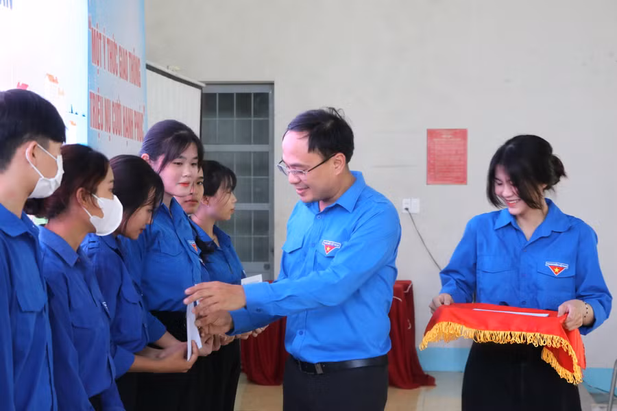 Thay mặt Công ty TNHH Quyết Chí Gia Lai, anh Đỗ Đức Thanh-Phó Bí thư Tỉnh đoàn tặng học bổng cho học sinh vượt khó học tốt của Trường THPT Hà Huy Tập, huyện Kông Chro. Ảnh: Ngọc Minh