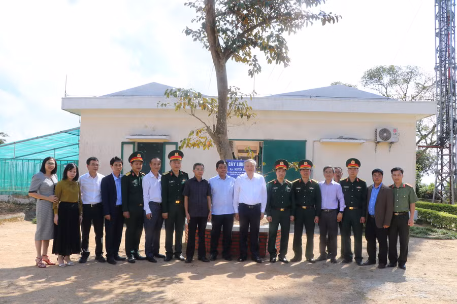 Đoàn công tác chụp hình lưu niệm tại Trạm Thông tin V74 (đầu đèo An Khê, xã Song An, thị xã An Khê)-nơi ghi dấu chiến công oai hùng của Tiểu đoàn 59 diễn ra vào đêm 21-1-1953. Ảnh: Ngọc Minh