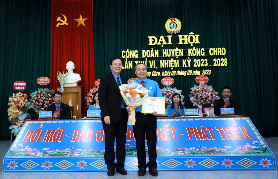 Thừa ủy quyền của Tổng LĐLĐ Việt Nam, Phó Chủ tịch Thường trực LĐLĐ tỉnh Nguyễn Ngọc Minh (bìa trái) trao kỷ niệm chương vì sự nghiệp xây dựng tổ chức Công đoàn năm 2022 cho cá nhân. Ảnh: Ngọc Minh
