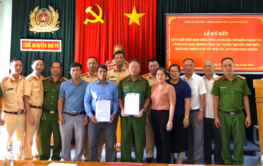 Công an huyện Đak Pơ cùng đại diện điểm nhóm tin lành Kuk Đak, đại diện một số cơ quan, ban, ngành liên quan của huyện Đak Pơ dự lễ ký kết. Ảnh: Lan Anh