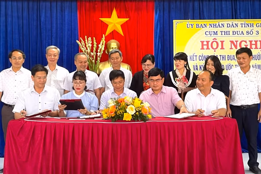 Các huyện, thị xã thuộc Cụm thi đua số 3 tiến hành ký kết giao ước thi đua năm 2024. Ảnh: Phương Liên Các huyện, thị xã thuộc Cụm thi đua số 3 tiến hành ký kết giao ước thi đua năm 2024. Ảnh: Phương Liên