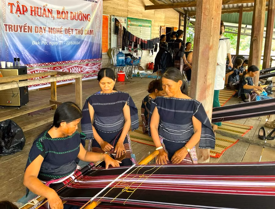 Tham gia lớp tập huấn, bồi dưỡng truyền dạy nghề dệt thổ cẩm có 35 học viên là hội viên, phụ nữ người Bahnar ở huyện Đak Pơ. Ảnh: An Phát