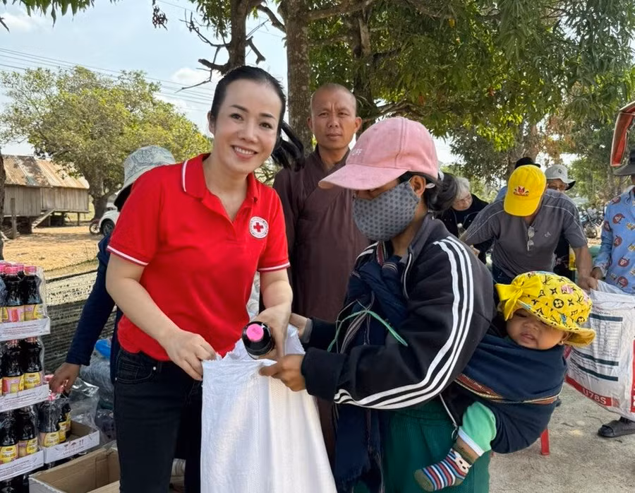 Hội Chữ thập đỏ huyện Kông Chro phối hợp với đoàn thiện nguyện chùa Bảo Tạng (quận 12, TP. Hồ Chí Minh) tặng 300 suất quà cho hộ nghèo. Ảnh: Xuân Trúc Hội Chữ thập đỏ huyện Kông Chro phối hợp với đoàn thiện nguyện chùa Bảo Tạng (quận 12, TP. Hồ Chí Minh) tặng 300 suất quà cho hộ nghèo. Ảnh: Xuân Trúc