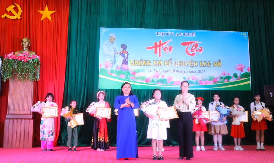 Đại diện Ban tổ chức trao giải cho thí sinh đạt giải tại hội thi "Chúng em kể chuyện Bác Hồ" năm 2024. Ảnh: Ngọc Minh