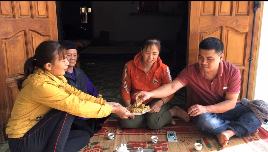 Ngày Tết, bạn bè, người thân sum vầy cùng thưởng thức khẩu sli. Ảnh: Ngọc Minh Ngày Tết, bạn bè, người thân sum vầy cùng thưởng thức khẩu sli. Ảnh: Ngọc Minh