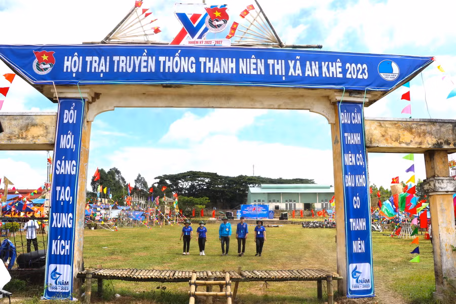 Hội trại truyền thống thanh niên An Khê năm 2023 được tổ chức tại sân vận động Trường THPT Quang Trung (phường An Phú). Ảnh: Ngọc Minh
