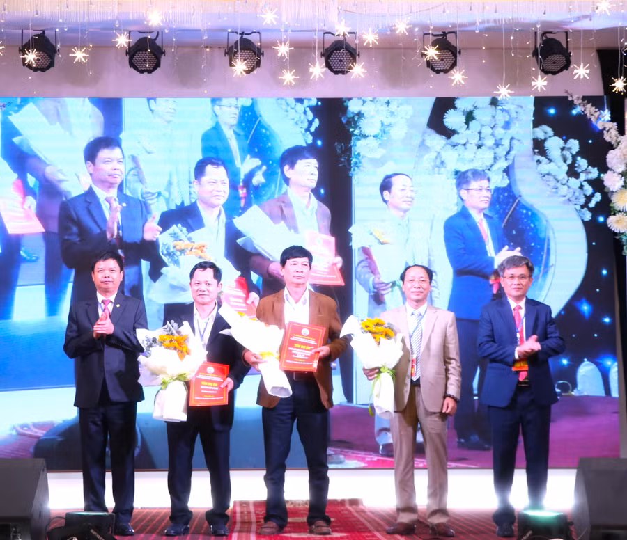 Ông Nguyễn Hữu Quế-Tỉnh ủy viên, Phó Chủ tịch UBND tỉnh Gia Lai (bìa trái) cùng lãnh đạo Thị ủy An Khê (bìa phải) trao quyết định chủ trương đầu tư và tặng hoa các nhà đầu tư. Ảnh: An Phát