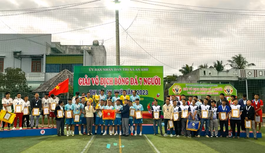 Ban tổ chức tặng cúp, giấy chứng nhận cho các đội đạt giải tại Giải vô địch bóng đá nam 7 người thị xã An Khê. Ảnh: Ngọc Minh