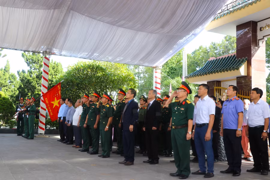 Toàn cảnh lễ truy điệu và an táng 5 hài cốt liệt sĩ hy sinh trong kháng chiến chống Mỹ cứu nước. Ảnh: Ngọc Minh