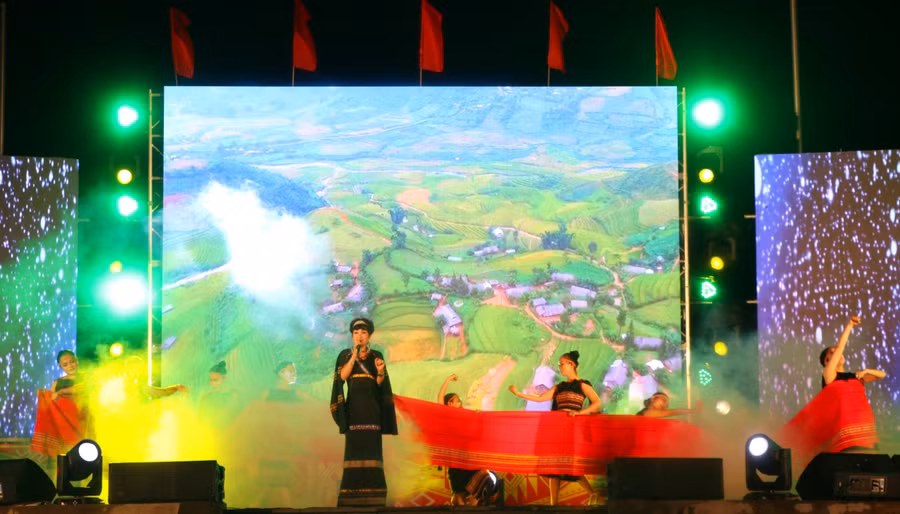 Chương trình nghệ thuật sân khấu hóa “Đak Pơ-bản hùng ca ngày mới” nằm trong chuỗi sự kiện kỷ niệm 70 năm Chiến thắng Đak Pơ. Ảnh: Ngọc Minh