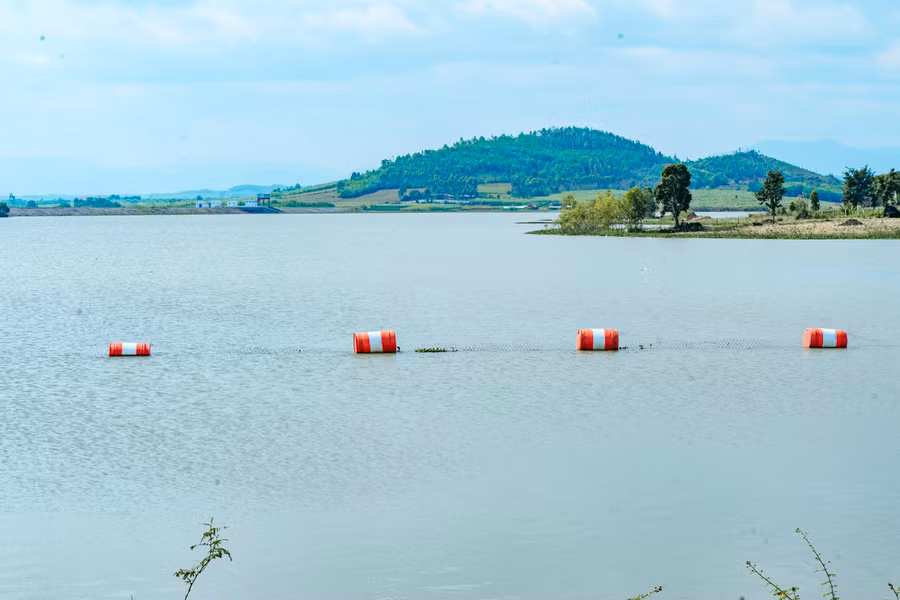 Hệ thống phao cảnh báo lũ trên hồ thủy điện An Khê (phường An Phước, thị xã An Khê). Ảnh: Thu Hoài