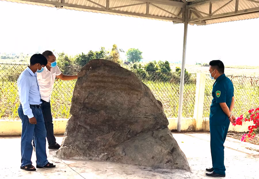 Theo các nhà khoa học, bia Chăm Tư Lương (thôn Tư Lương, huyện Đak Pơ) vốn thuộc Vương quốc Champa trong quá khứ. Ảnh: Ngọc Minh