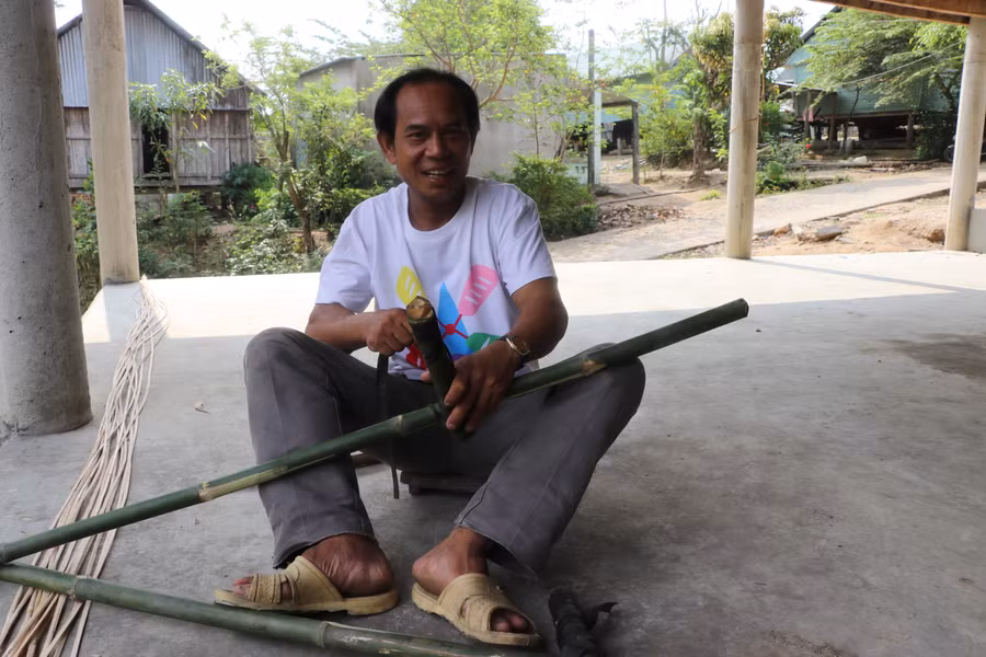 Cùng với truyền đạt kinh nghiệm, kỹ thuật đi cà kheo, ông Nhin còn chia sẻ cách làm cà kheo để di chuyển thuận lợi, an toàn. Ảnh: Ngọc Minh