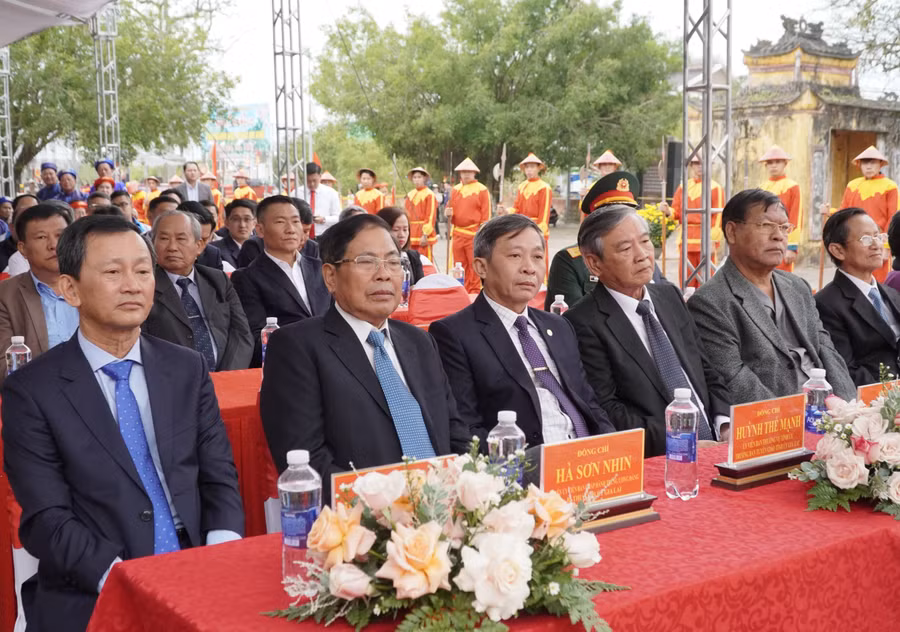 Các đồng chí lãnh đạo tỉnh cùng nguyên lãnh đạo tỉnh qua các thời kỳ dự lễ. Ảnh: Đức Thụy