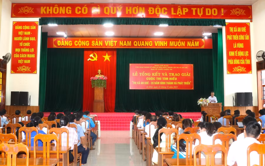 Quang cảnh lễ tổng kết Cuộc thi tìm hiểu “Thị xã An Khê 20 năm hình thành và phát triển”. Ảnh: Ngọc Minh