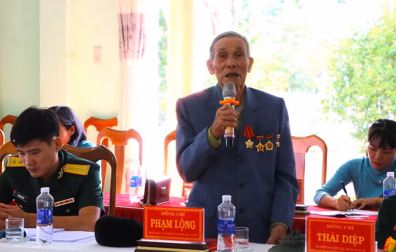 Ông Phạm Lộng-cựu thanh niên xung phong (thị xã An Khê) chia sẻ những kỷ niệm trong trận đánh Đak Pơ cách đây 70 năm. Ảnh: Ngọc Minh