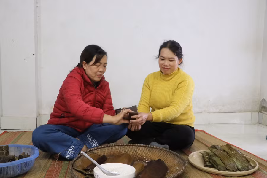 Bánh treo chân được gói bằng lá chuối mốc hoặc chuối hột đem lại hương vị thơm ngon. Ảnh: Ngọc Minh