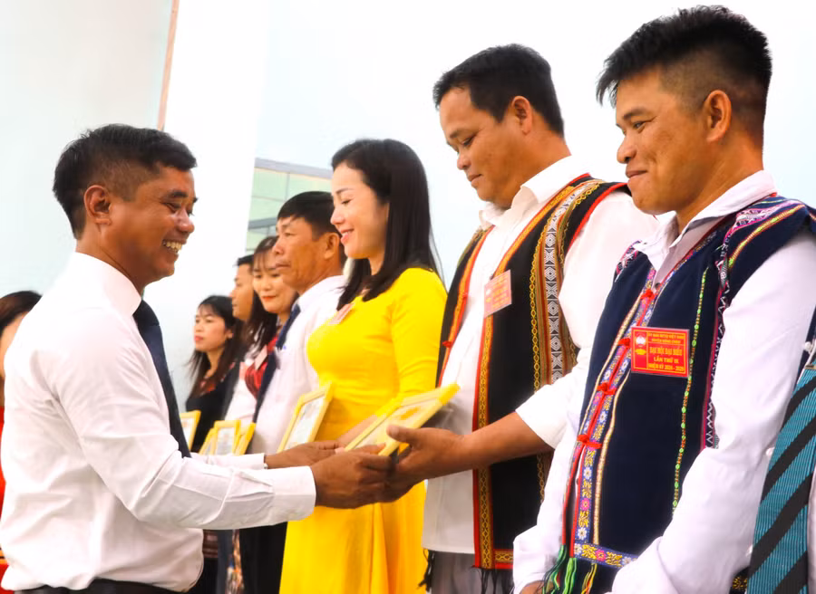 Tặng giấy khen cho các tập thể đã có thành tích xuất sắc trong công tác Mặt trận nhiệm kỳ 2019-2024. Ảnh: Ngọc Minh