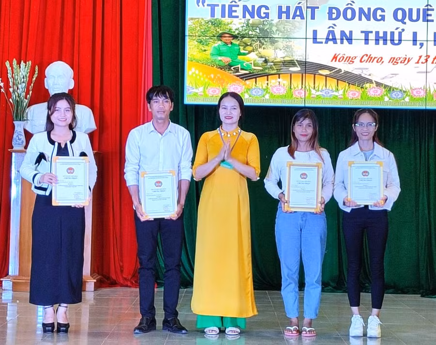 Chủ tịch Hội Nông dân huyện Kông Chro Trịnh Thị Nguyện (giữa) trao giải A cho các tiết mục xuất sắc nhất ở từng thể loại. Ảnh: Xuân Dũng